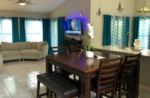 Williamsburg House | Dorrington · Lake Home With Swimming Pool. Super Clean