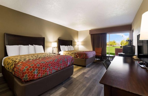 Perry Hotel | Double Bed Room near Go Fish Education Center | Free Breakfast & Onsite Parking