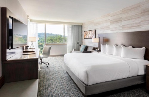 Crestline Heights Hotel | DoubleTree Birmingham Perimeter Park