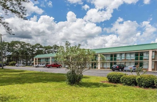 Douglas Apartment | Douglas GA|King Bed|Smoking