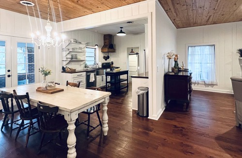 Flora House | Down on the Corner In the heart of Flora with great outside space!