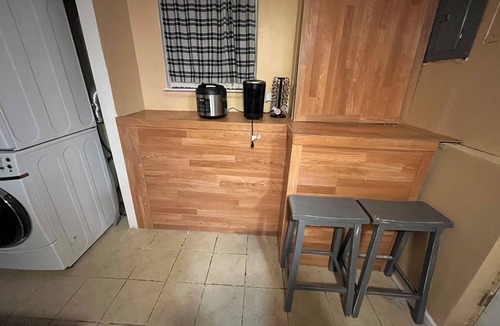 Ecorse House | Downriver 3 Bedroom home. That accommodates 12 guest.