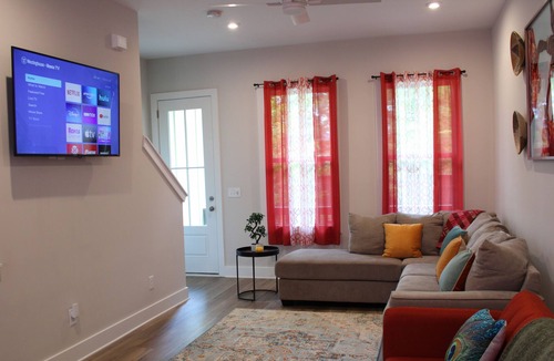 Summerhill Apartment | Downtown Atlanta Vibrant Urban Hangout