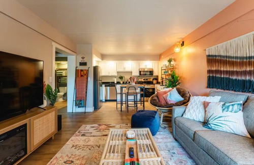 Downtown Branson Condo | Downtown BOHO condo. Walk to Branson Landing. Pool/Fitness Center