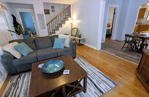 Midland House | Downtown Cozy Cottage walk to Dow Diamond, Dow Gardens, Downtown Midland!