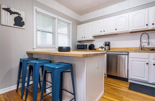 Downtown House | Downtown Delight I 4 BR & 2 BA I Sleeps 16