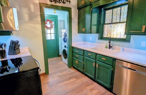 Foley House | Downtown Foley Fairytale Cottage – Sleeps 14, Hot Tub, Near Beaches