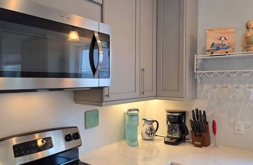 Harbor Springs House | Downtown Harbor Springs cottage with 4 bedrooms, 2 baths, yard, and grill.