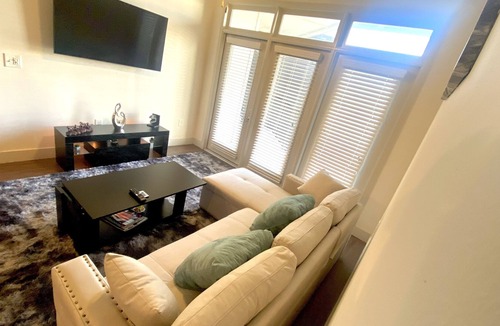 Oakland Apartment | Downtown modern home