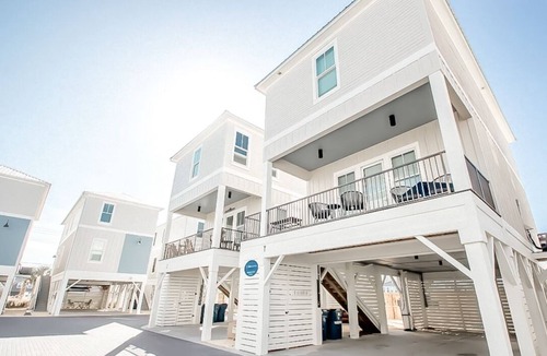 Gulf Shores Cottage | Driftwood Haus - Steps to Beach - 7 Separate Beds - Pet Friendly - Pool - Grill
