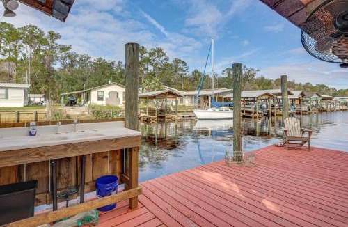 Satsuma House | 'Dunns Creek Lodge' - Private Boat Ramp!