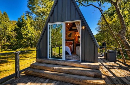 Cherokee Cabin | Eagle’s Nest Couples Escape w/Hot Tub & Firepit
