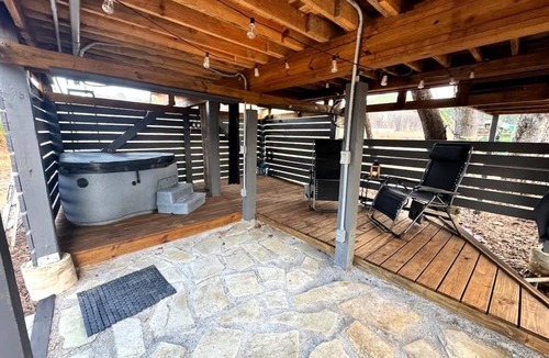 Cherokee Cabin | Eagle’s Nest Couples Escape w/Hot Tub & Firepit