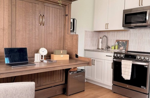 East Hill Apartment | East Hill Luxe Carriage Studio Across from Publix!