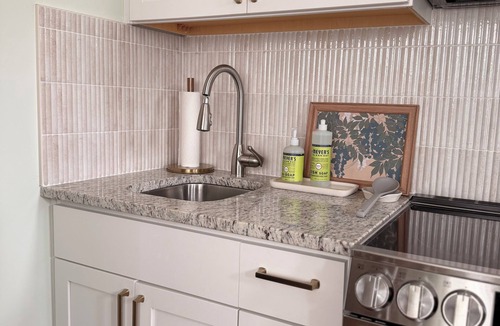 East Hill Apartment | East Hill Luxe Carriage Studio Across from Publix!