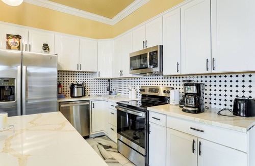 West Lake Forest House | Easy Dtwn NOLA Commute! Elegant Home w/Yard