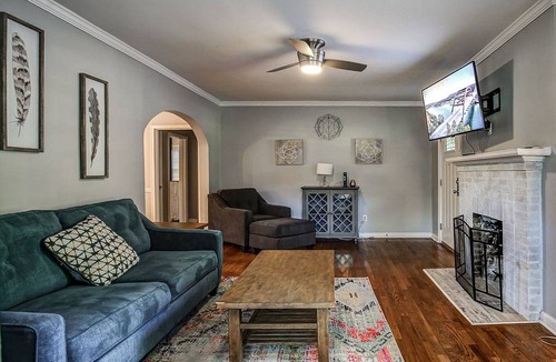East Atlanta House | EAV Bungalow With Park Views. Walk To It All!