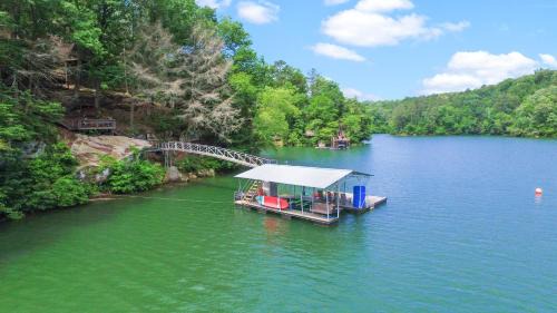 Townley House | Echo Point - Pet-Friendly! Cozy Cabin Located Near Duncan Bridge Marina!
