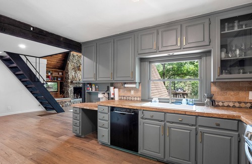 Townley House | Echo Point - Pet-Friendly! Cozy cabin located near Duncan Bridge Marina!