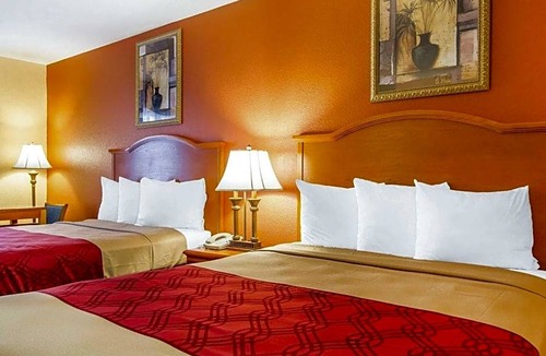 Evergreen Hotel | Econo Lodge Inn & Suites