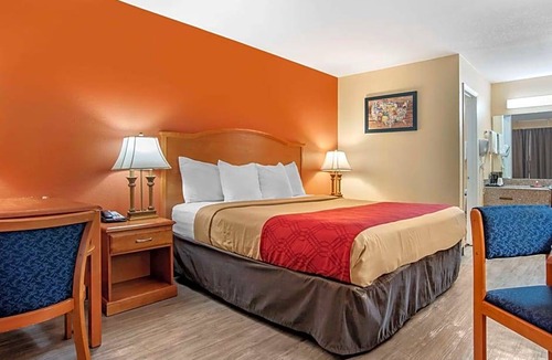 Evergreen Hotel | Econo Lodge Inn & Suites