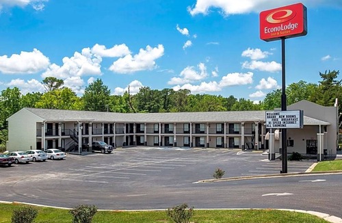 Evergreen Hotel | Econo Lodge Inn & Suites