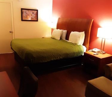 Griffin Hotel | Econo Lodge Inn & Suites Griffin North