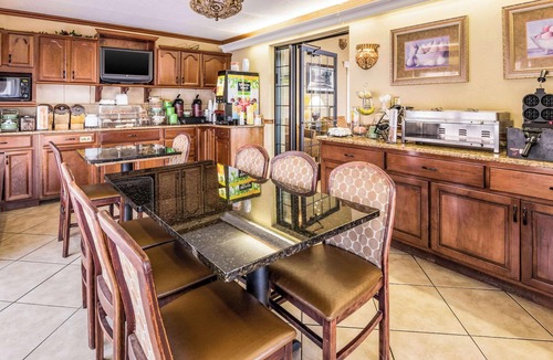 Griffin Hotel | Econo Lodge Inn & Suites Griffin North