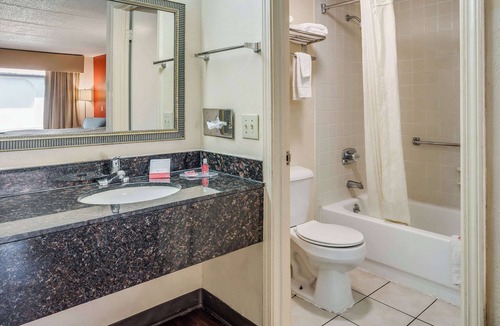 Griffin Hotel | Econo Lodge Inn & Suites Griffin North