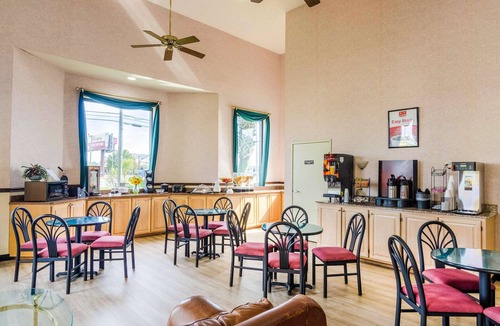 Gulfport Hotel | Econo Lodge Inn & Suites Gulfport Airport