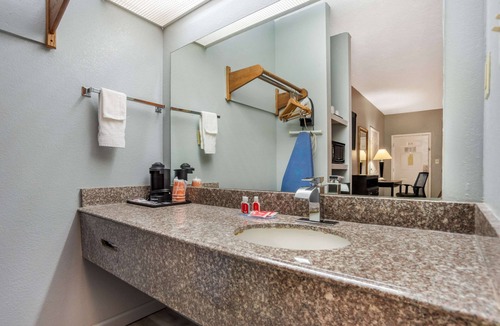 Philadelphia Hotel | Econo Lodge Inn & Suites Philadelphia MS