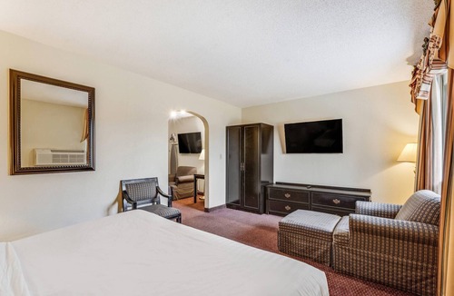 Whitehall Hotel | Econo Lodge Whitehall near Michigan's Adventure