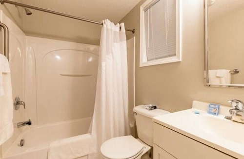 Whitehall Resort | Economical, well-appointed queen room.