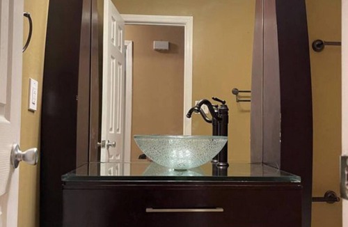 Montgomery House | Elegant Home that sleeps 15 guests!