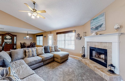 Navarre House | Elegant home with private pool, central AC, & washer/dryer - dog-friendly