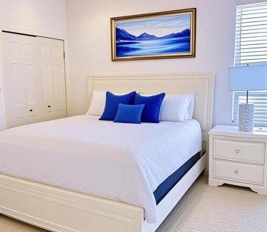 Loughman House | Elegant Private Room with Ensuite Bath in Luxury Villa
