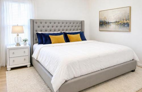 Loughman House | Elegant Private Room with Ensuite Bath in Luxury Villa