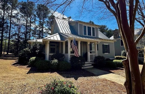 Reynolds Landing Cottage | Elegant Reynolds Cottage Near Lake & Golf - Sleeps 9 - Screened Porch