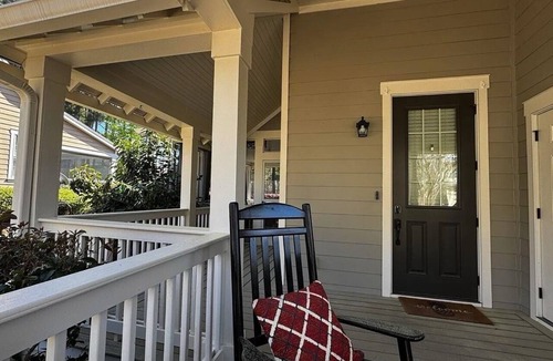 Reynolds Landing Cottage | Elegant Reynolds Cottage Near Lake & Golf - Sleeps 9 - Screened Porch