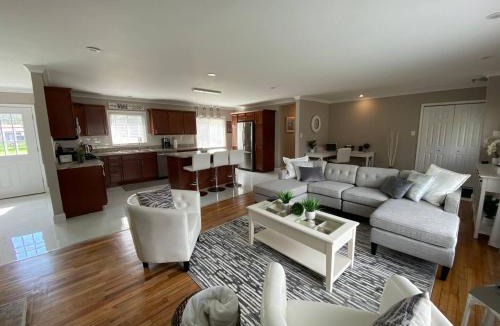 Harper Woods House | Elegant & spacious 32 Gem in Harper Woods