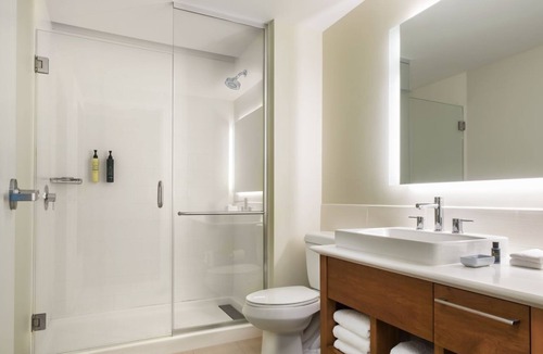 Williamsburg Hotel | Element Orlando | 1 King Room | Minutes to EPIC Universe & Attractions