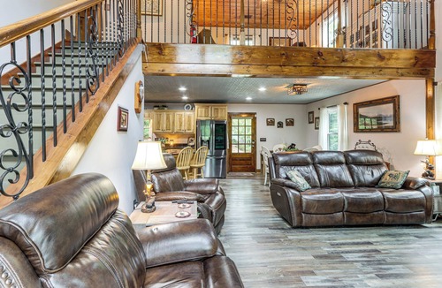 Walnut Mountain Cabin | Ellijay Mtn Cabin w/Hot Tub & Community Perks