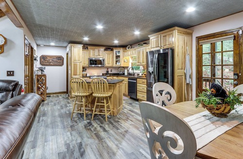 Walnut Mountain Cabin | Ellijay Mtn Cabin w/Hot Tub & Community Perks
