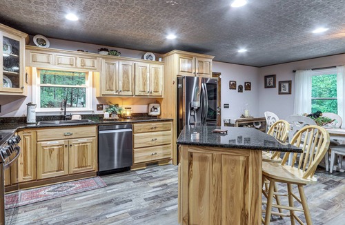 Walnut Mountain Cabin | Ellijay Mtn Cabin w/Hot Tub & Community Perks