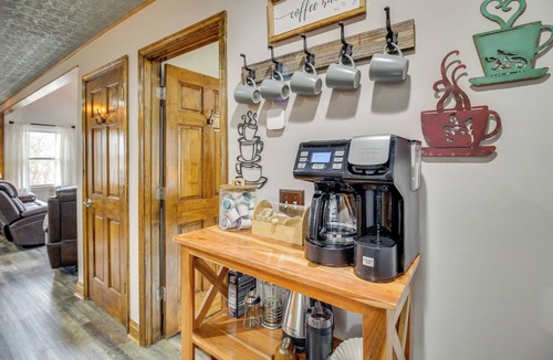 Walnut Mountain Cabin | Ellijay Mtn Cabin w/Hot Tub & Community Perks