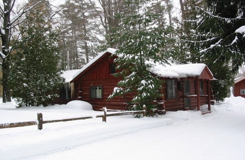 Grawn Cabin | Ellis Lake Resort - Spruce Log Cabin-Interlochen/Traverse City