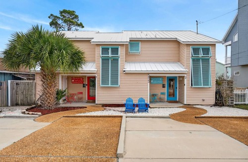 Holiday Beach House | Emerald Escape 1 - 3 Blocks to Beach