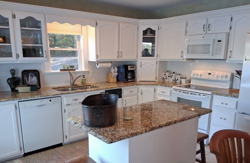 Arley House | EMERALD LAKESHORE - Your perfect water's edge retreat! 4 BRs, sleeps 9 plus Kids