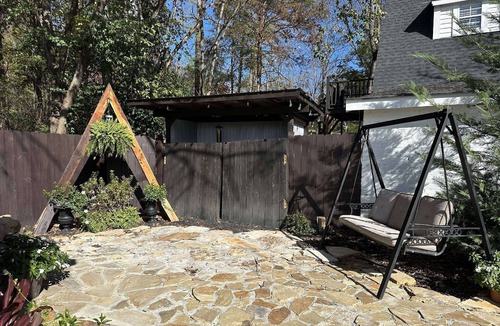 Wildwood Apartment | Enchanting Cottage with Historical Charm | Across From The Valley Venues & Lookout Mountain | Hiking