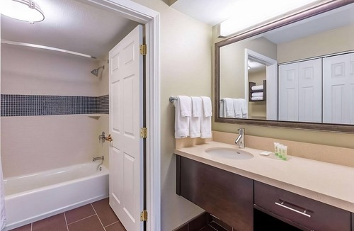 Highlands - Perkins Hotel | Enjoy a Hassle-Free Stay! 4 Relaxing Suites Near Jack Priscilla Andonie Museum!